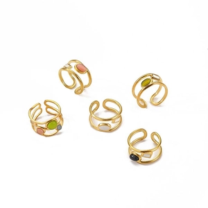 Ensemble de bagues vintage ondulées plaquées or 18 carats en cinq couleurs sur fond blanc