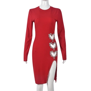 Détail de la robe rouge en maille avec découpe en cœur et garniture en strass