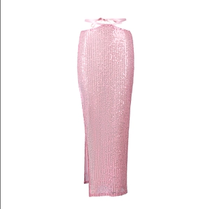 Dettaglio gonna lunga di paillettes rosa con spacco laterale e coulisse in vita