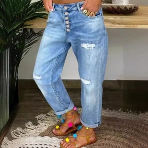 Jean large délavé bleu clair pour femme avec détails déchirés et boutons style bohème