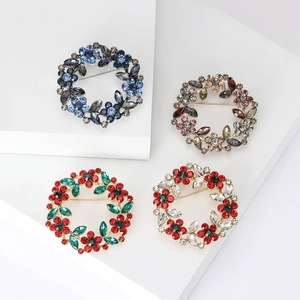 Elegant Rhinestone Wreath Brooch Alloy Crystal Flower Garland Pin For Suit Coat Women Sparkling Fashion Jewelry