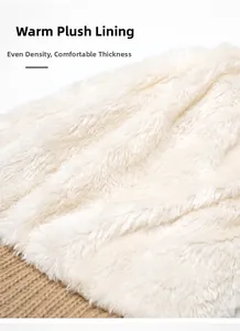 Dettaglio della spessa fodera in pile bianco per cappelli invernali in maglia