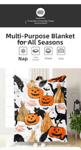 Dettaglio della coperta in flanella di Halloween con zucche, gatti neri e motivi