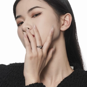 Unique S925 sterling silver Z-shaped ring featuring textured finish and black gemstone
