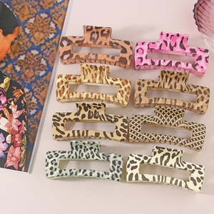 Set of eight 10.5cm geometric leopard print hair claws in various retro patterns and colors