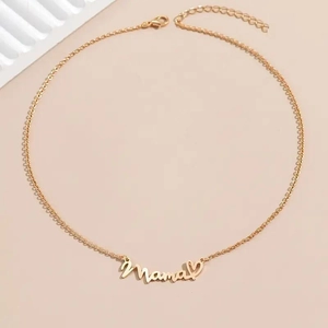 Dettaglio della collana Mama con ciondolo a cuore e chiusura a moschettone regolabile