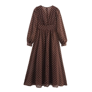Robe longue élégante en mousseline marron foncé à pois avec col en V et manches