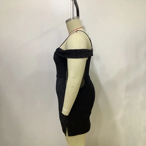 Détail de la robe à paillettes grande taille avec col bardot et coupe ajustée élégante