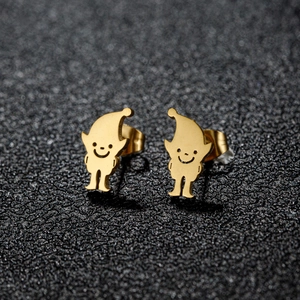 Boucles d'oreilles lutin en acier doré avec visage souriant sur fond texturé noir