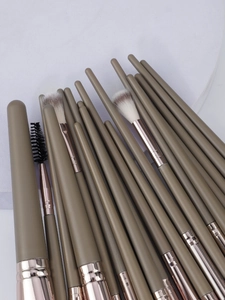 Detail of 20pcs professional makeup brushes with brown handles and rose gold ferrules