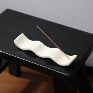 Porte-encens minimaliste en céramique blanc chaud avec design moderne en forme de vague