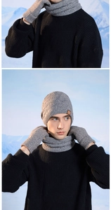 Ensemble d'hiver gris avec bonnet en maille, écharpe et gants avec écusson en cuir