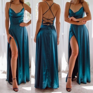 Robe longue en satin bleu paon avec fines bretelles, dos nu lacé et fente haute