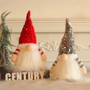 Gnomes de Noël lumineux avec sequins rouges et argentés sur un tapis de cheminée
