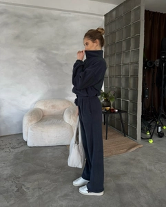 Seitenansicht des Fleece-Lounge-Sets mit Reißverschluss-Sweatshirt und gerader Jogginghose
