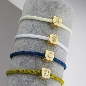 Minimalistische gewebte Buchstabenarmbänder mit glitzernden Strass-Anhängern für Paare