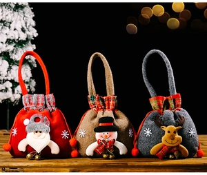 Detailansicht von drei Weihnachtsgeschenktüten aus Filz mit Nikolaus, Schneemann und Rentier
