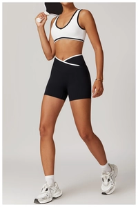Détail du short de fitness à taille haute avec ceinture blanche croisée en V au design unique