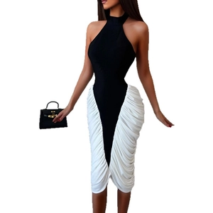 Robe midi licou noire chic avec jupe plissée blanche et design à contraste élevé