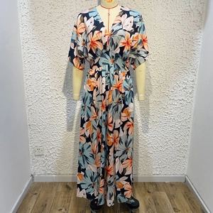 Détail d'une robe longue fleurie à taille haute avec décolleté en V et motif tropical