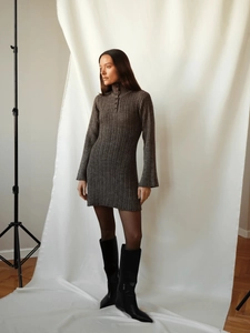 Eng anliegendes dunkelgraues Strick-Minikleid mit langen Ärmeln und Knopfkragen-Stil