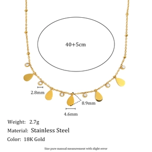 Collier en acier inoxydable plaqué or 18 carats avec pendentifs gouttes de zircone et perles