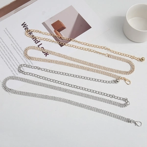 Nahaufnahme von modischen mehrreihigen Strass- und Metall-Taillienketten, elegantes Accessoire.