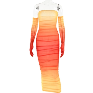 Detail des orangefarbenen Mesh-Maxikleids mit Farbverlauf, trägerlosem Design und Raffungen