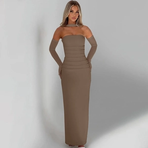 Détails de la robe bustier longue moka avec taille froncée et manches amovibles