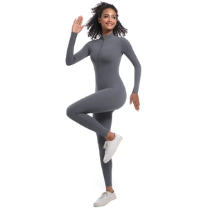 Détail d'une combinaison de sport grise montrant un tissu extensible et un zip