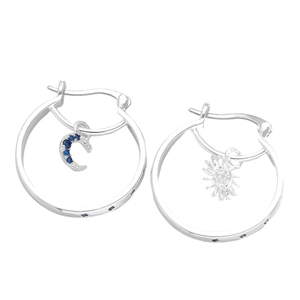 Boucles d'oreilles créoles asymétriques lune et soleil avec pierres bleues et claires