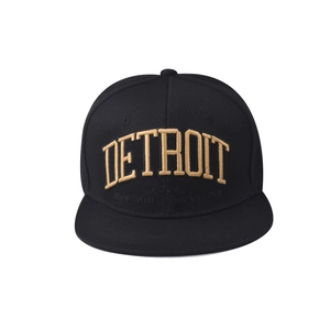 Gros plan montrant la broderie dorée Detroit de haute qualité sur une casquette en coton noir