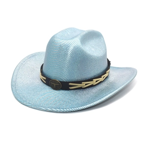 Détail d'un chapeau de cowboy bleu clair pailleté avec emblème de taureau et ruban