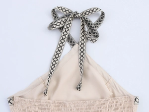 Dettaglio dell'abito boho etnico con laccetto intrecciato e schiena elasticizzata a nido d'ape