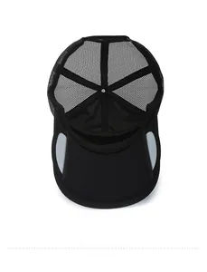 Détail interne de la casquette de baseball noire montrant les coutures et le bandeau
