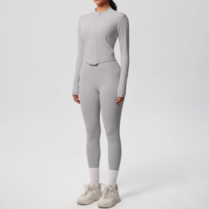 Détail de l'ensemble de yoga gris clair avec haut zippé à manches longues et coupe en V