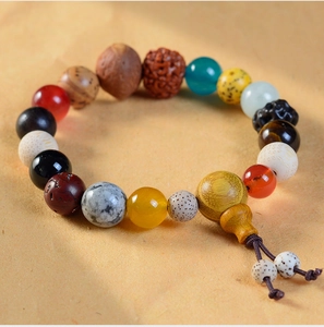 Makroaufnahme des 18-Perlen-Buddhismus-Armbands mit Türkis, Achat und Bodhi-Samen