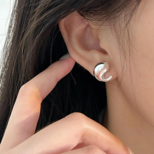 Elegant 925 sterling silver water drop earrings featuring a minimalist liquid metal design