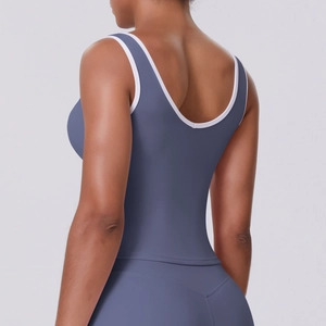 Détail du débardeur de yoga bleu-gris avec passepoil blanc et dos ouvert en U