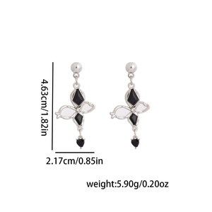 Détail d'une boucle d'oreille papillon argentée avec gemmes noires et dimensions