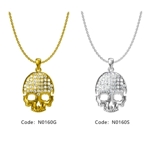 Détail de pendentifs crâne hip hop avec cristaux micro-pavés en or et en argent