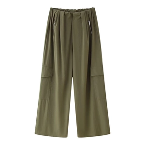 Pantalon cargo taille haute vert olive avec jambe large et poches zippées métalliques