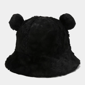 Détail du chapeau bob en fausse fourrure noire avec oreilles d'ours pour l'hiver