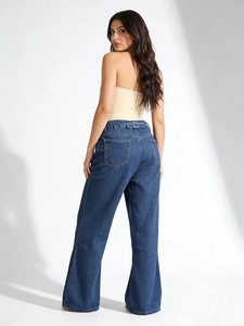 Dunkelblaue Retro-Jeans mit hoher Taille und weitem Bein in der Rückansicht am Model