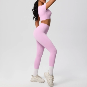 Détail de la vue latérale du legging de fitness taille haute et du crop top rose
