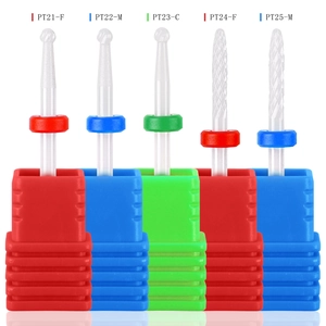 Gros plan d'embouts de ponceuse à ongles en céramique avec supports de rangement colorés