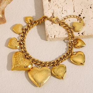 Détail du bracelet en acier inoxydable plaqué or 18K avec plusieurs breloques cœur