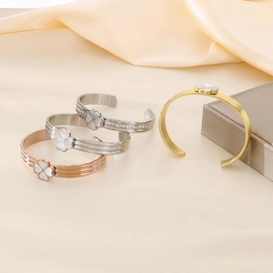 Bracelets trèfle en acier inoxydable trois couleurs avec nacre sur soie beige