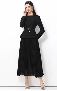 Détail de robe blazer noire à double boutonnage avec jupe plissée et ceinture