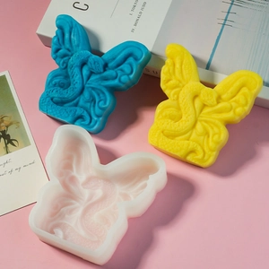 Stampo in silicone dettagliato con intricati rilievi di farfalle e motivi floreali